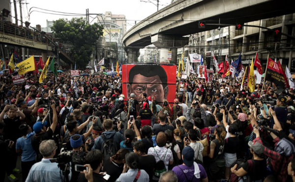 Partisans et adversaires de Duterte manifestent aux Philippines