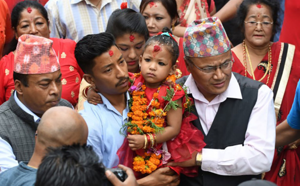 Népal: une fille de trois ans intronisée nouvelle "déesse vivante"
