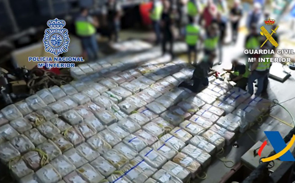 La police espagnole saisit 3,8 tonnes de cocaïne sur un bateau intercepté dans l'Atlantique