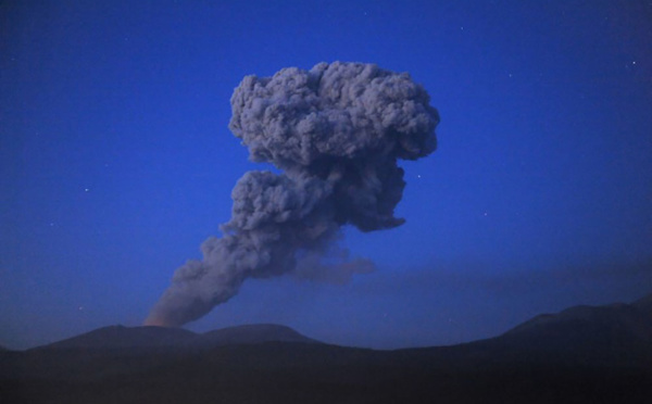 Japon: éruption d'un volcan, les habitants mis en garde