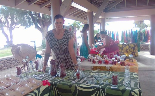 Au Salon de Moorea : Vairea, graveuse sur verre