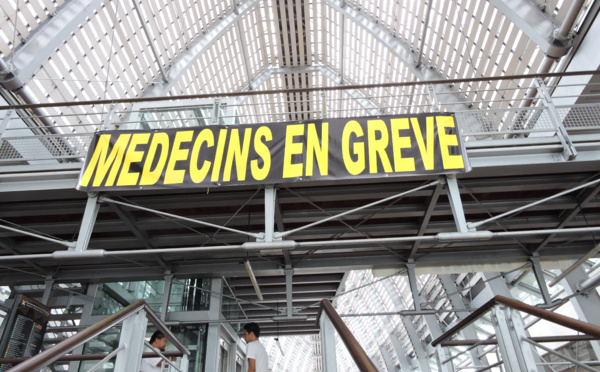 Médecins hospitaliers : la grève se poursuit