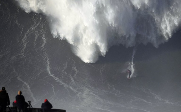A Nazaré, une houle géante prise d'assaut par les surfeurs de l'extrême