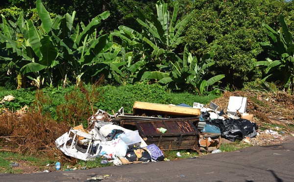 La commune de Faa'a fiu des déchets sur la route
