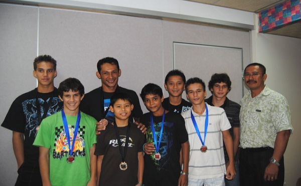 Le ministre de la jeunesse et des sports reçoit  les médaillés de l’Open de Karaté de Nouvelle-Zélande  pour les féliciter.