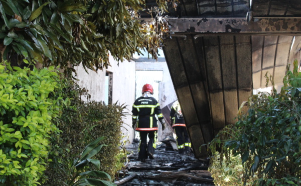 Spectaculaire incendie d'une maison à Pirae