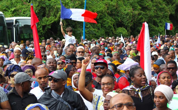Insécurité à Mayotte: au moins 3.000 personnes défilent à Mamoudzou