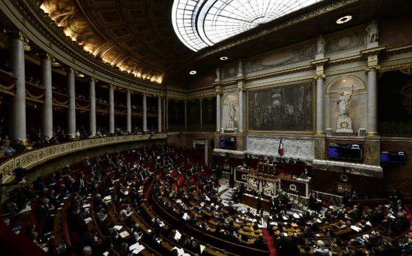 8 mars: l'Assemblée suspend brièvement ses travaux symboliquement à 15h40