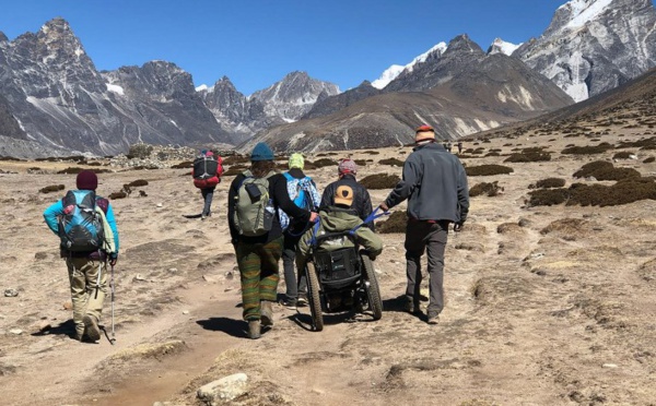 Un paraplégique atteint un camp de base de l'Everest