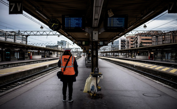 La grève SNCF démarre fort, le gouvernement "tiendra bon", les usagers s'adaptent