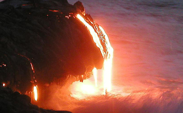 Fumées acides à Hawaï avec la lave du Kilauea qui atteint l'océan