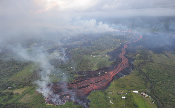 La lave approche une usine géothermique à Hawaï