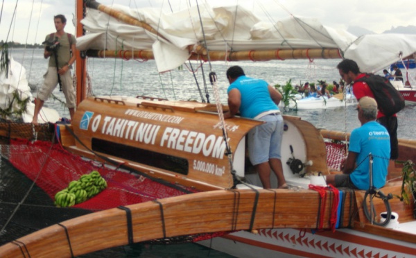 Le départ de la pirogue O tahiti Nui Freedom en vidéo