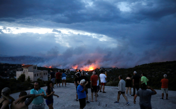 "A qui la faute": la polémique enfle en Grèce après les feux, le bilan s'alourdit à 87 morts