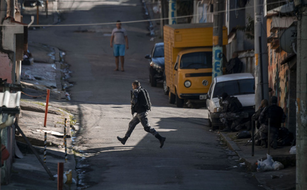 Brésil: 13 morts, dont deux soldats, dans des opérations des forces de sécurité à Rio