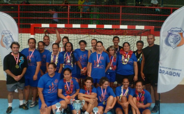 L'équipe Féminine de Handball du club de l'as Dragon remporte le championnat d'OCEANIE 2010 .