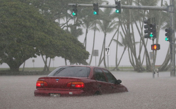 L'ouragan Lane près d'Hawaï, l'archipel en alerte