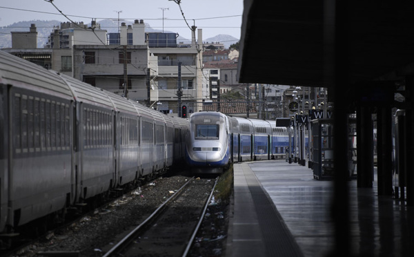 Déraillement TGV à Marseille: les opérations de relevage avancent comme prévu