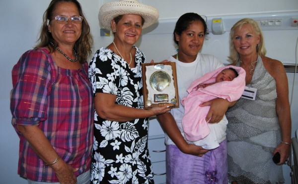 Les premiers nés de l’Hôpital de Taaone reçoivent leur « diplôme de la Ville de Pirae »