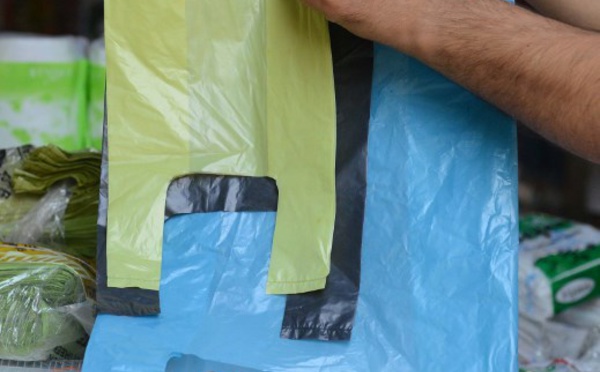 Le gouvernement annonce une interdiction des sacs plastiques en 2019