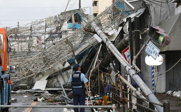 Le Japon frappé par le plus violent typhon en 25 ans: au moins six morts