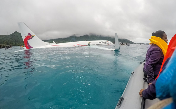 Un avion de ligne plonge dans un lagon du Pacifique