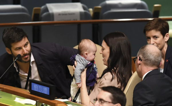 Jacinda Ardern sur un nuage à l'étranger, mais fragilisée en Nouvelle-Zélande