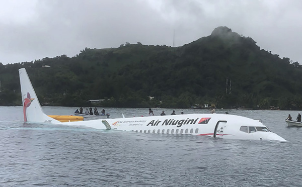 Crash dans un lagon en Micronésie: un corps extrait de l'avion