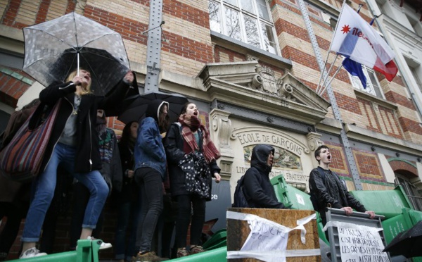 En banlieue parisienne, un lycée "symbole" de la lutte contre l'amiante à l'école