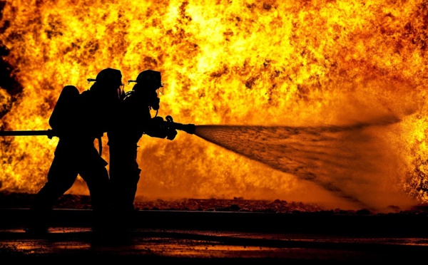 La Réunion: un mort et 14 blessés, dont 12 pompiers, dans un incendie