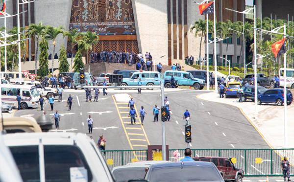 Papouasie: la police au Parlement pour réclamer des primes Apec impayées