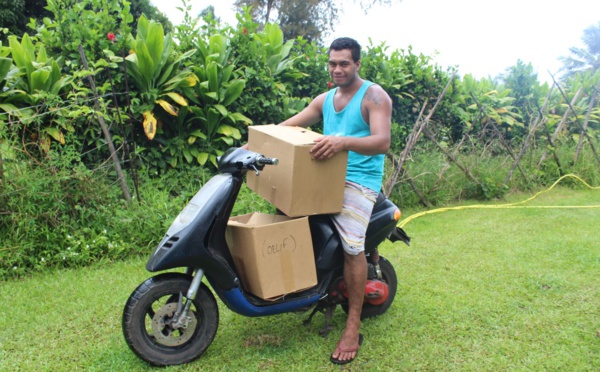 De Tautira à Papeete, Moïse livre ses œufs bio en scooter 