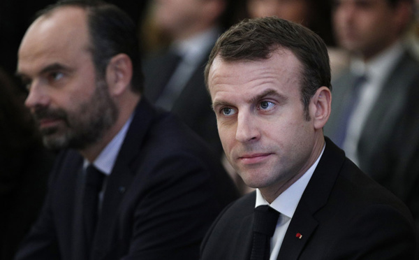 "Gilets jaunes": Macron et Philippe en mission pour éviter un "acte V"