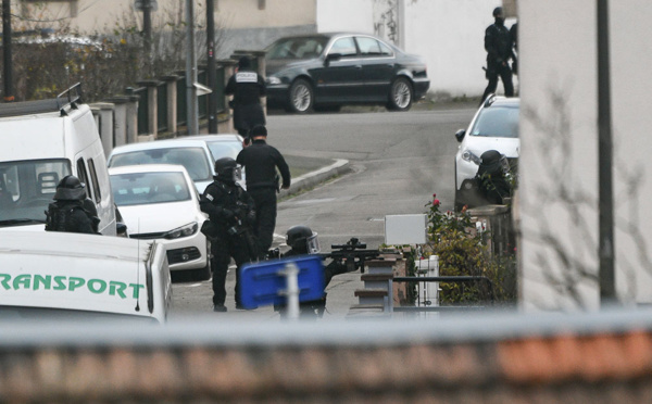 Attentat de Strasbourg: l'auteur toujours en fuite, la police fouille le Neudorf