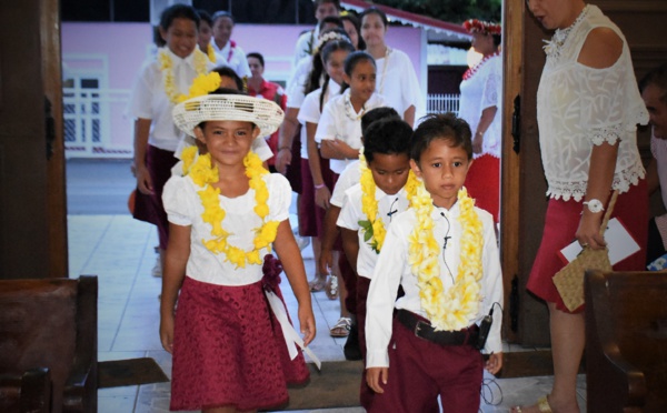 Les enfants de l'école du dimanche mènent le culte à Mahina