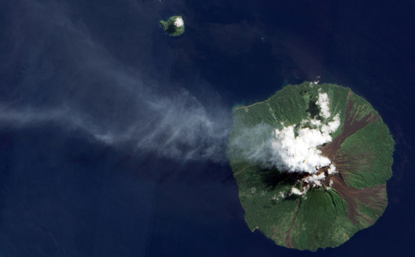 Papouasie: le volcan Manam entre de nouveau en éruption