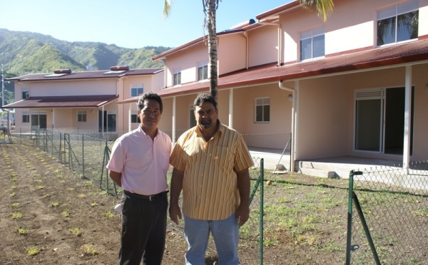 Le ministre du logement visite le lotissement social Pofatu à Paea