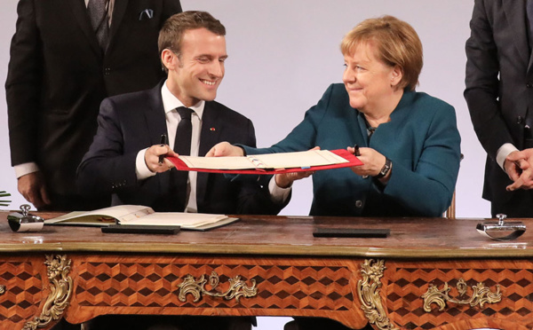 Macron et Merkel signent un nouveau traité, attaqué par les nationalistes