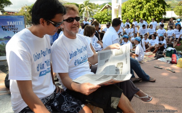 Sit-in des salariés grévistes d'Air Tahiti Nui place Tarahoi