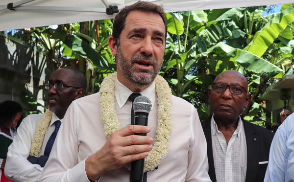 A Mayotte, Castaner estime qu'il faut "maintenir un haut niveau de pression" sécuritaire