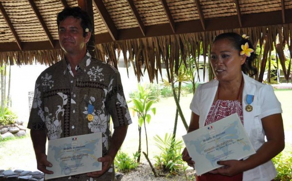 Remise de la médaille de bronze du tourisme à Ghislaine Mahotu et Hiro Damide