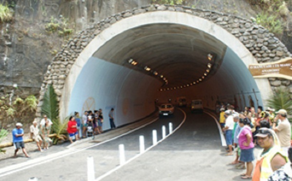 Oscar Manutahi Temaru inaugure le tunnel "O MANUTAHI I TE MARU"