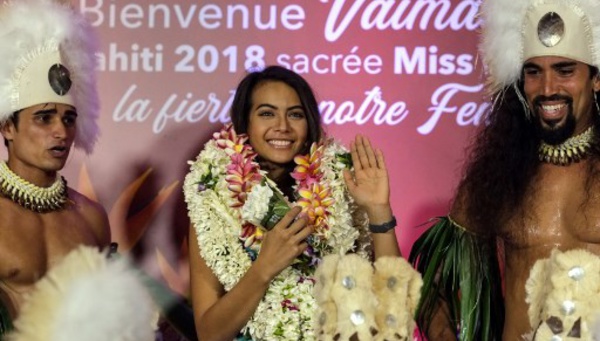 Vaimalama Chaves serveuse dans la série Meurtre à Tahiti