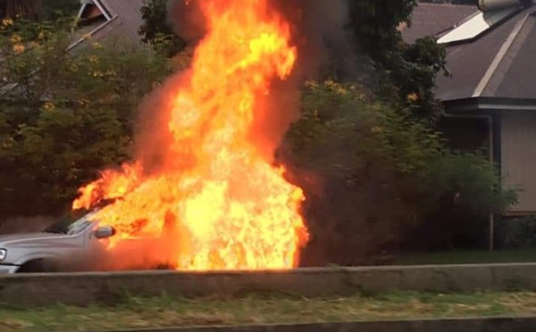 Un véhicule en feu crée un embouteillage à Punaauia