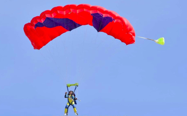 Sables-d'Olonne: Vaimalama Chaves arrive en parachute à la Vendée Va'a