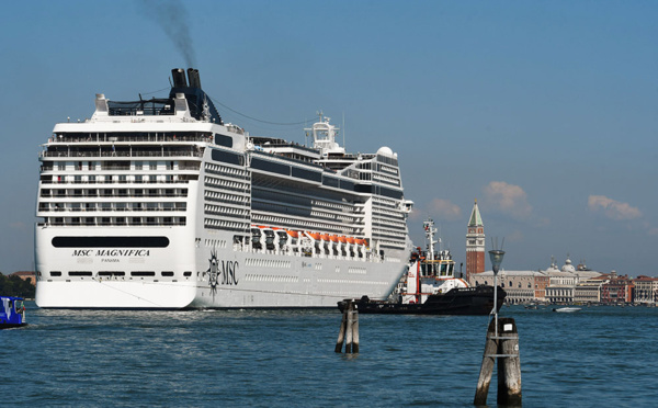 Panique à Venise devant un bateau de croisière géant hors de contrôle