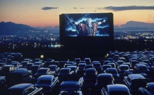 Un "drive-in cinéma" sur le parking de l'aéroport