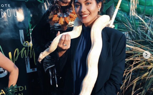 Vaimalama Chaves, Miss France 2019, porte autour du cou... un serpent