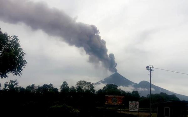 Eruption du volcan Ulawun: des milliers de Papouasiens fuient leur domicile