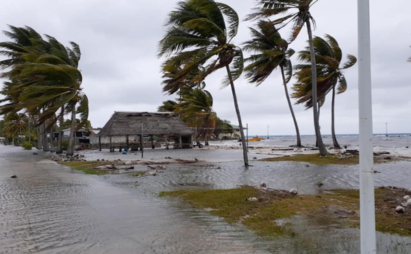 Les vents violents et la forte houle causent des dégâts à Rangiroa et Raroia